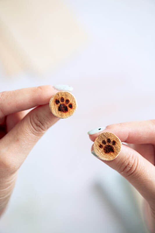 Ohrringe selber machen mit kleinen Pfotenabdrücken [DIY-Anleitung]