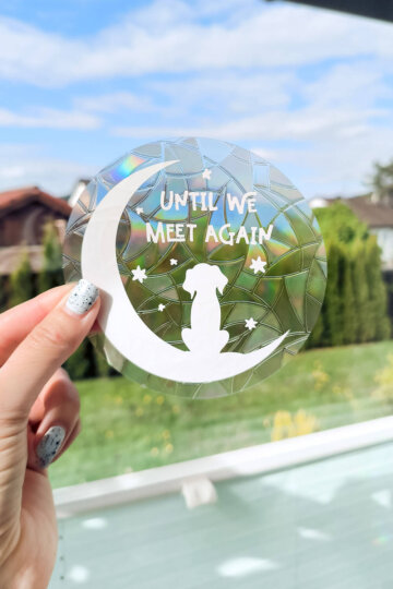DIY Suncatcher Sticker: ein Stück Regenbogenbrücke zum Selbermachen