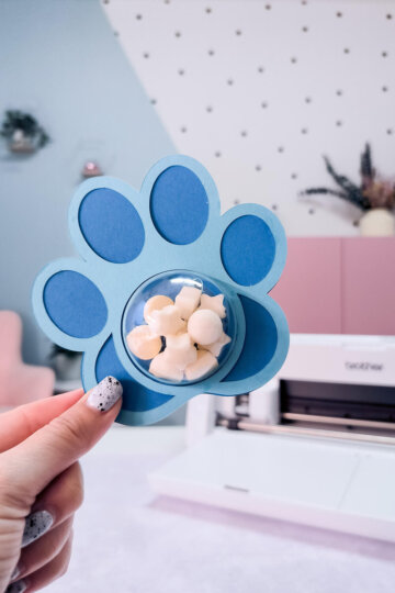 DIY Weihnachtsgeschenk für Hunde: Leckerli-Geschenkkugel basteln (schnell & einfach)